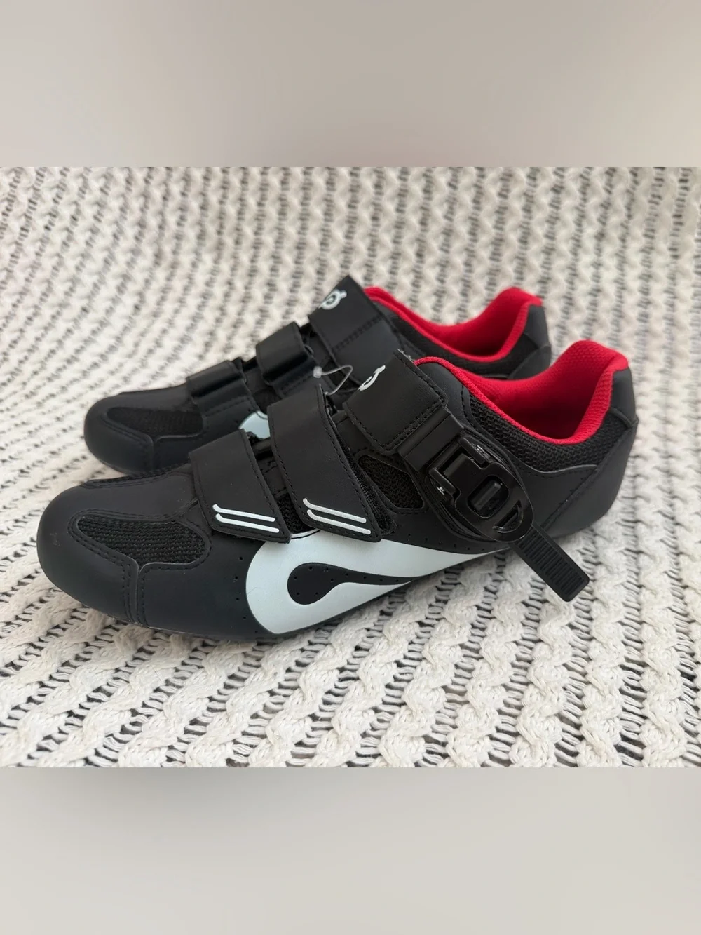 NWOT Pelaton Cycling Shoes Size 39 with Quick Ratchet Clip Hook & Loop Strap